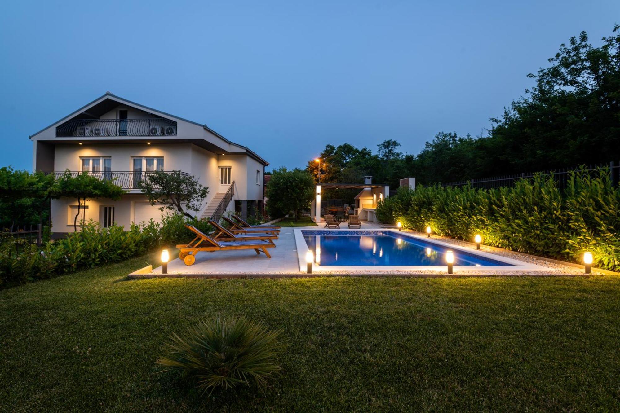 Villa Latica Dicmo Εξωτερικό φωτογραφία