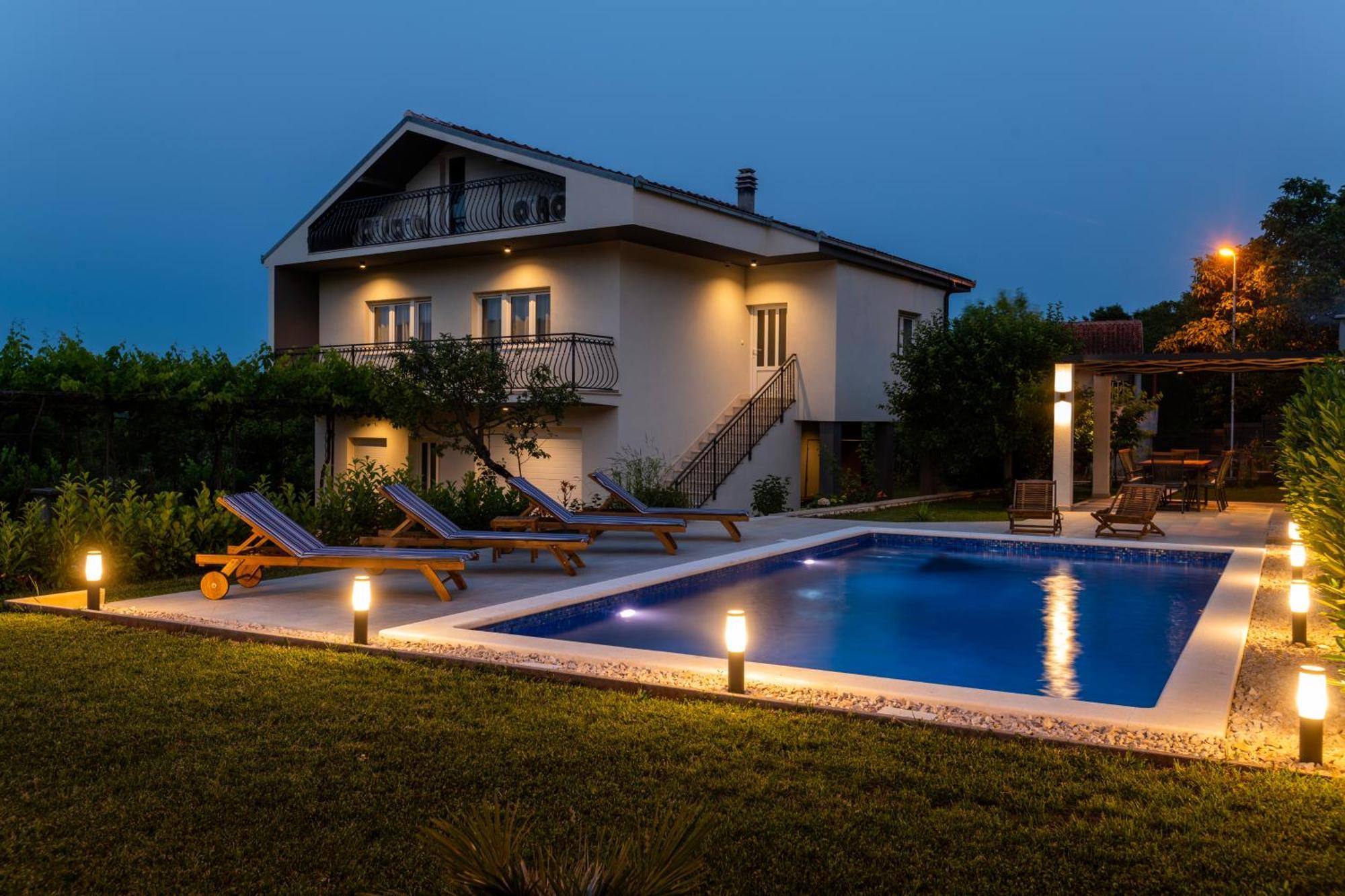 Villa Latica Dicmo Εξωτερικό φωτογραφία