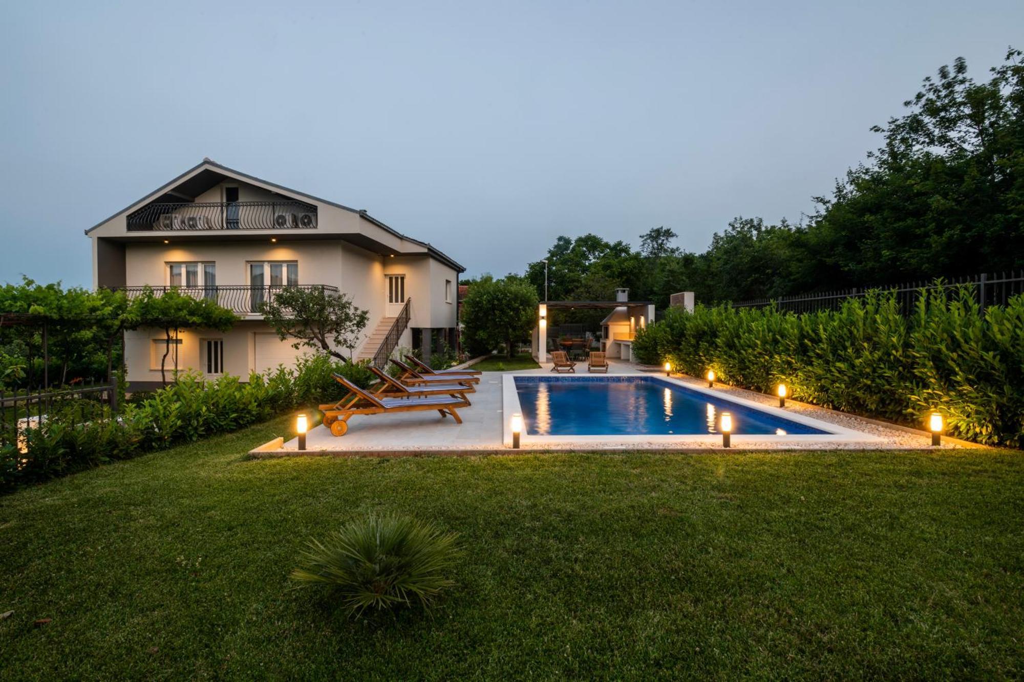 Villa Latica Dicmo Εξωτερικό φωτογραφία