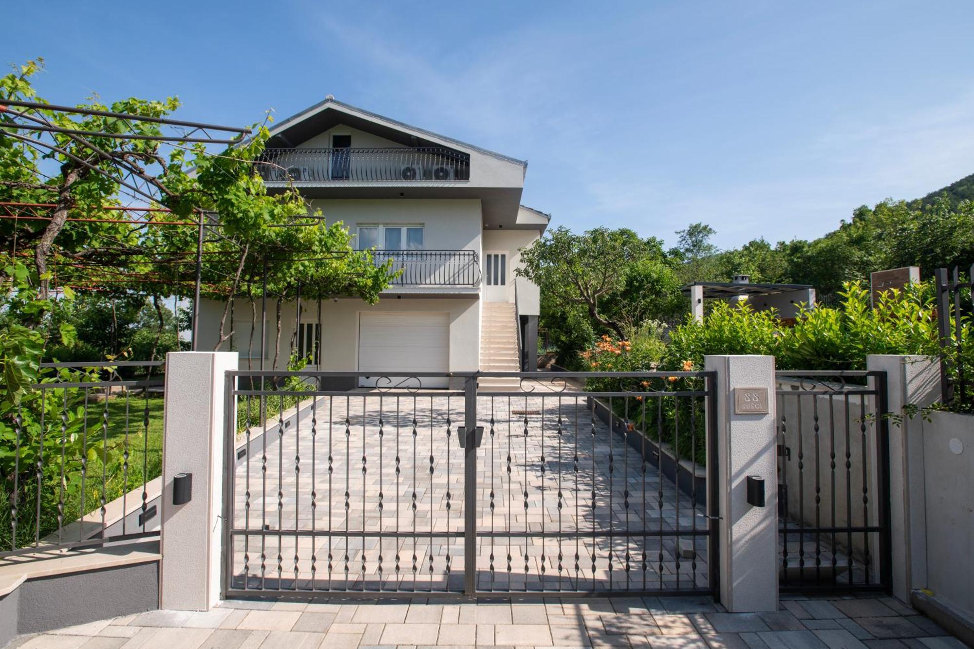 Villa Latica Dicmo Εξωτερικό φωτογραφία