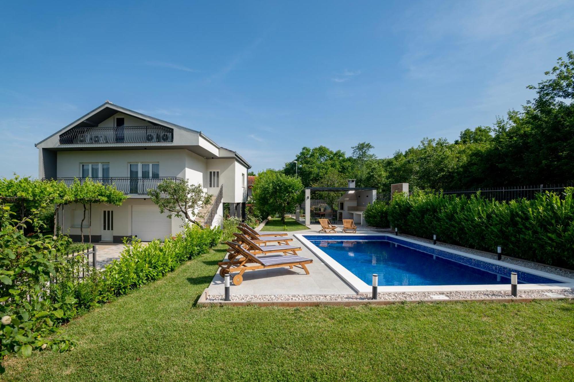 Villa Latica Dicmo Εξωτερικό φωτογραφία